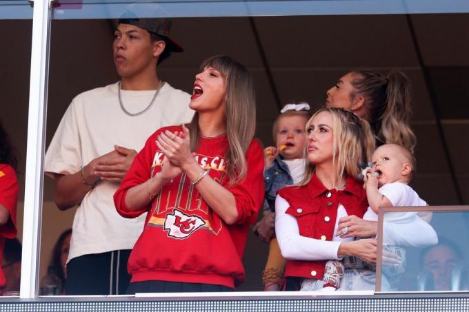 Kansas City, Missouri, 22 października Taylor Swift i Brittany Mahomes patrzą podczas meczu pomiędzy Los Angeles Chargers a wodzowie miasta Kansas na polu geha na stadionie Arrowhead, 22 października 2023 r. w Kansas City w stanie Missouri, zdjęcie: Jamie squiregetty obrazy