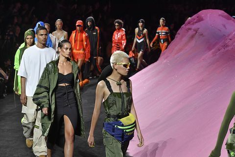 Modellek parádéznak a drámai rózsaszín homok szetten, a Fenty Puma fináléja alatt, Rihanna 2018 tavaszi nyári divatbemutatóján.
