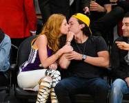 브랜든 누구? Bella Thorne은 농구 경기에서 새로운 남자와 키스하는 것을 목격했습니다.