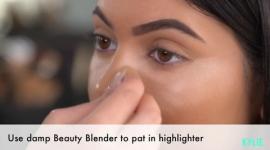 Kylie Jenner ujawnia najłatwiejszy sposób użycia blendera kosmetycznego do podkreślania i konturowania
