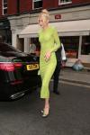 Se Gigi Hadid som en moderne fe i en funklende grøn kjole