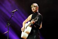 Taylor Swift ma na sobie sukienkę z wyciętymi cekinami na gali Nashville Songwriter Awards