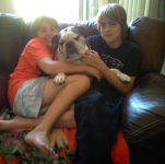 Ο σκύλος της Dylan και της Cole Sprouse από την παιδική ηλικία Bubba έφυγε μακριά