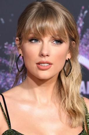 Losandželosa, Kalifornija 24. novembris Taylor Swift ierodas 2019. gada Amerikas mūzikas balvu pasniegšanas ceremonijā microsoft teātrī, 2019. gada 24. novembrī Losandželosā, Kalifornijā.
