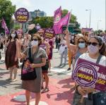 Bagaimana Tantangan 'Wanita Mendukung Wanita' Berhubungan dengan Pembunuhan Perempuan Turki
