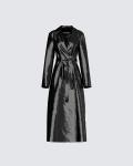 אמילי ראטאג'קובסקי לובשת רק את היסודות החשופים במעיל טרנץ' שחור ארוך ומגפיים גבוהים בברכיים
