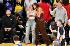 Kim Kardashian usa um top transparente “I Love Nerds” para o jogo dos Lakers