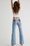 Millie Bobby Brown trägt Star Butt Jeans von Free People