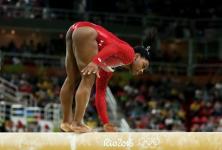 Сімона Білз програє із золотою медаллю, тому що вона "впала" з балансира