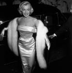 Кајли Џенер каналише Мерилин Монро у свиленкасто белој хаљини и елегантним локнама
