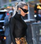 Ким Кардашиян носи обеци от кредитна карта Balenciaga за $425