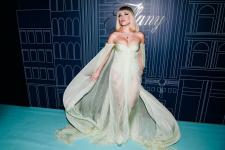 Florence Pugh predviedla na párty Tiffany & Co. priehľadnú róbu Valentino a ofinu